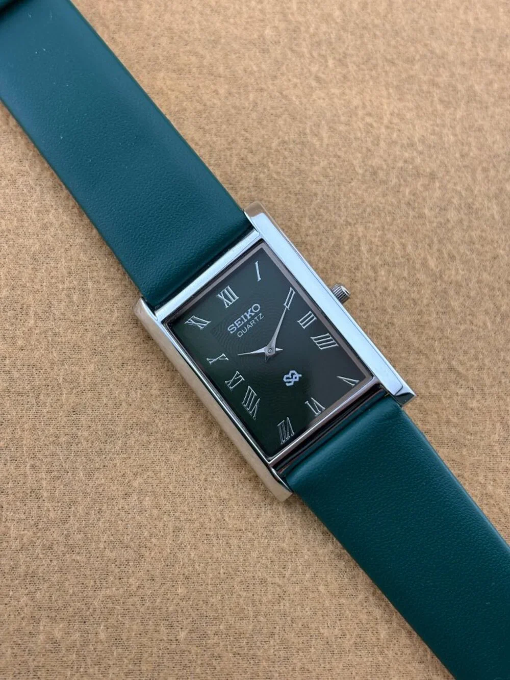 OLIVE GREEN SILVER VINTAGE Seiko slim Quartz men's wristwatch